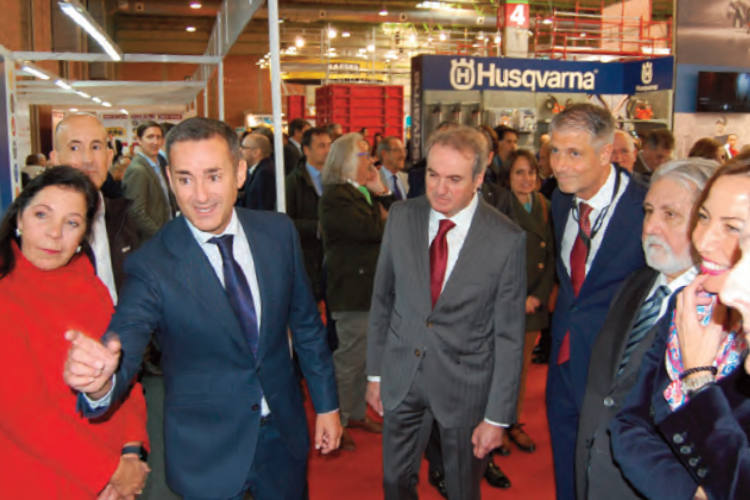 Jorge Cuartero, gerente de Anmopyc, con las autoridades que inauguraron Smopyc’2023