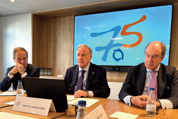 Juan Lazcano, en el centro, continuará cuatro años más al frente de la AEC