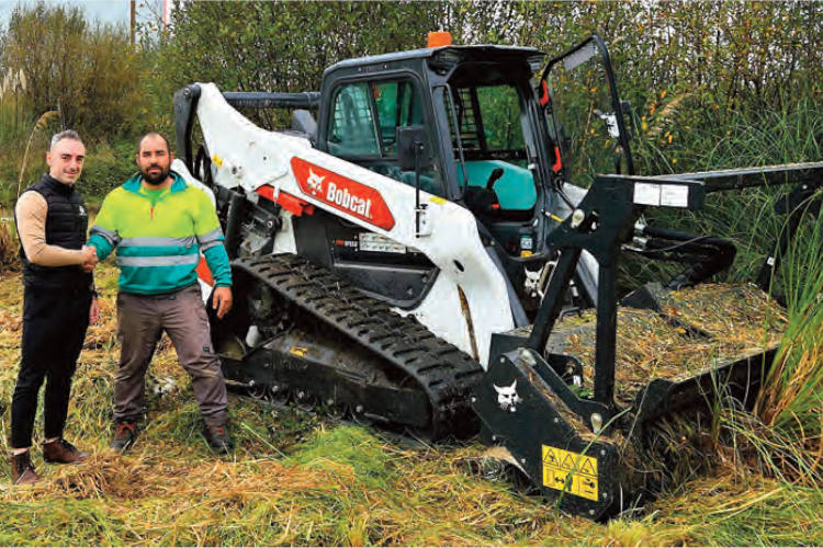 Plácido Arias, responsable de postventa de Talleres Turquino, junto a Marcos, encargado de Pinaster Medio Ambiente, trabajando con implementos.