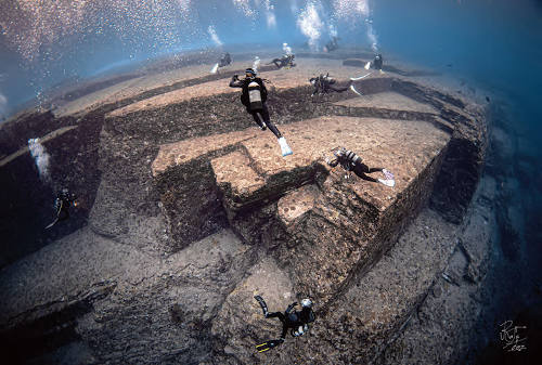 La estructura geológica de Yonaguni tiene diferentes niveles que muchos interpretan como escalones. 