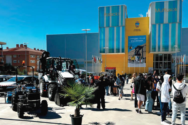 La retrocargadora HMK 102B de Hidromek, delante del Palacio Multiusos de Guadalajara, donde se celebró la feria de FP