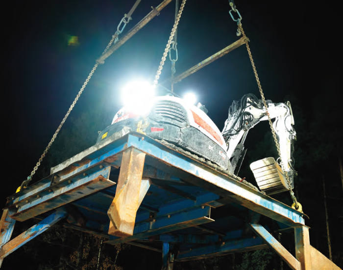 La miniexcavadora E88 trabaja en pozos de ventilación de túneles en Suecia