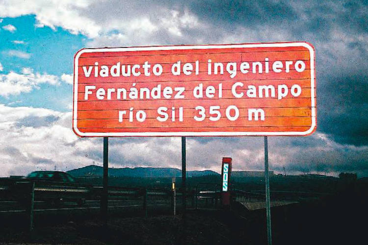 Señalización del viaducto con el nombre del ingeniero Fernández del Campo