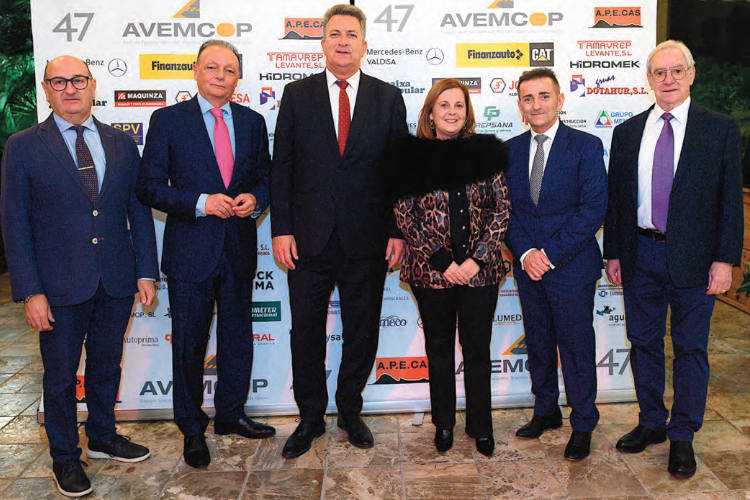 El conseller Martínez Mus con los responsables de Avemcop y CEV.