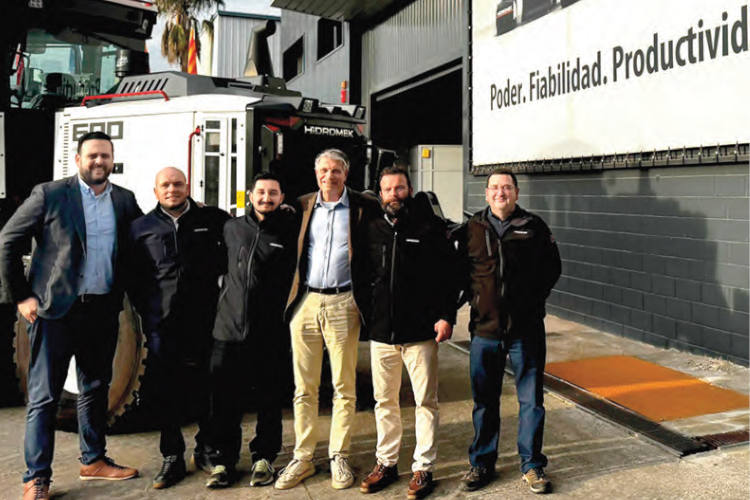 El personal de Hidromek y de RGV celebrando el acuerdo de distribución para Aragón y La Rioja