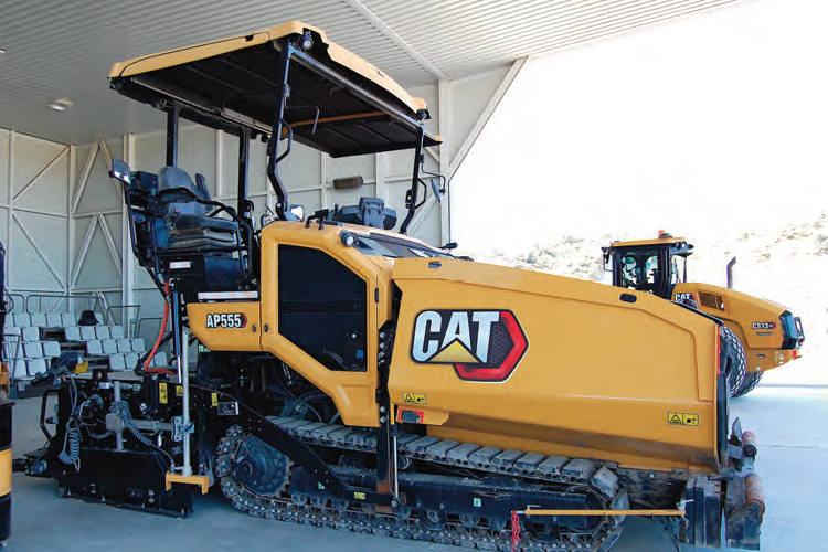 En Málaga también se presentó el segmento de equipos para carreteras con destino a Bauma, con la pavimentadora AP555 y dos compactadores: el monocilíndrico CS13 GC y el tándem CB2.7 GC.