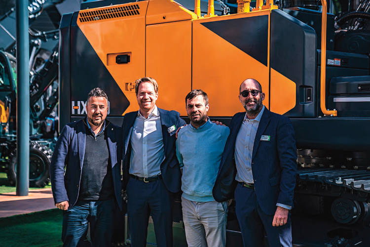 Los responsables del grupo Boadella y Hyundai CE durante la firma del acuerdo.