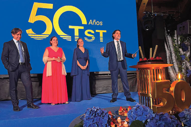 Los hermanos Torres Muñoz, responsables de la firma alquiladora TST Servicios. De izda. a dcha., Jordi, Ana Lis, Mayi y Juanjo