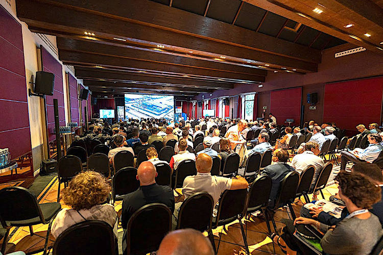El salón de actos de la convención estuvo siempre llena.