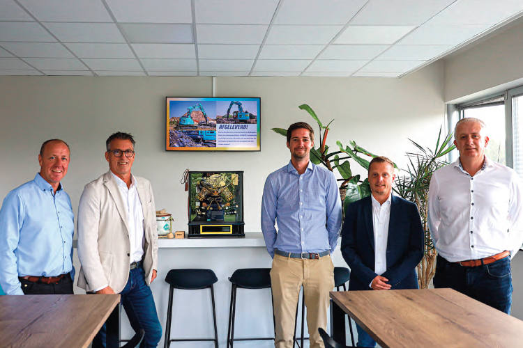 Directivos de Kobelco Construction Machinery Europe y de De Bruycker-Kemp celebrando el 40º aniversario del distribuidor belga