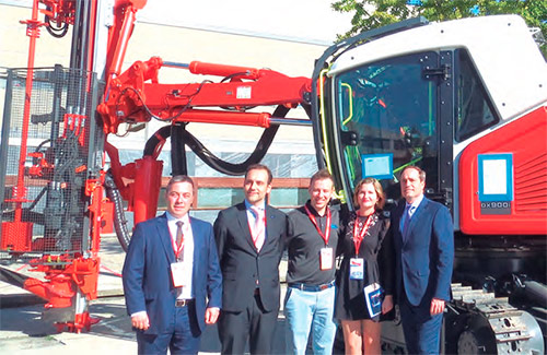 López Ramos, Antti Niemi, Margarita Pernas y Enrique Mota, ante la perforadora Ranger DX900i