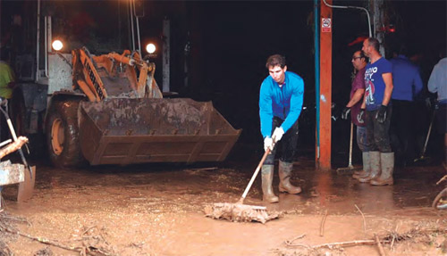 Rafael Nadal ayudando en las inundaciones de Mallorca