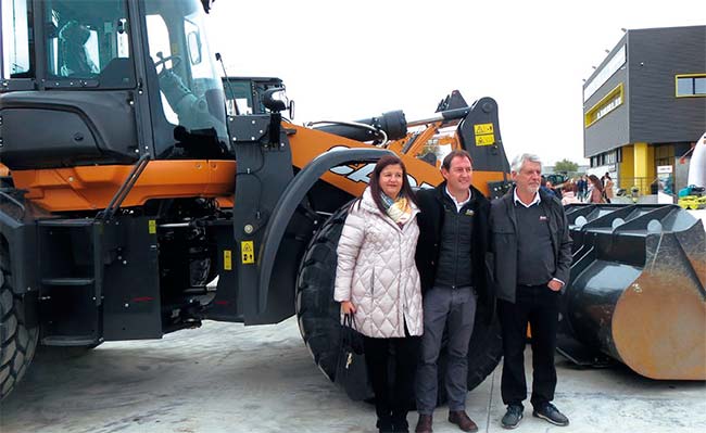 De izda. a dcha., Elisa Valero, responsable de márketing de Case; Carlos Sanz, gerente de Eurocalidad; y Salvador Moretón, responsable comercial de la zona centro de Case, ante la cargadora de neumáticos 821G.