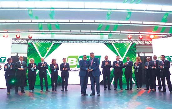 Rajiv Poddar entrega a su padre Arvind Poddar el premio “TIA Hall of Fame 2018”