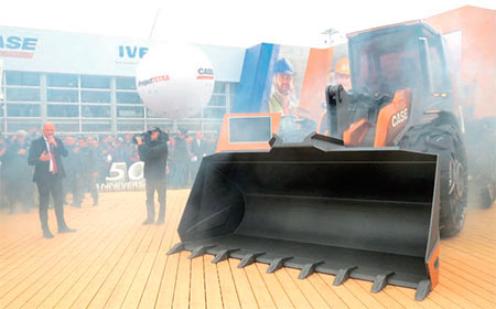 Carl Gustaf Goränsson, presentando al público en el stand de la compañía el proyecto de la nueva cargadora Tetra.