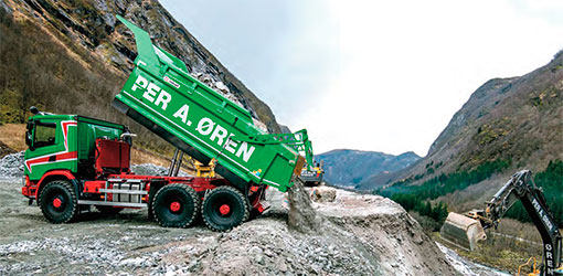 Los camiones Scania 6x6 G500s con transmisiones Allison, trabajando como dúmperes