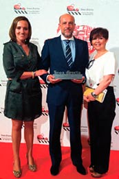 Jacobo Díaz Pineda, director general de la Asociación Española de la Carretera, acompañado por Elena de la Peña, subdirectora general técnica, y Marta Rodrigo, subdirectora general de relaciones institucionales y directora general de Ivía, el Instituto Vial Ibero-Americano.