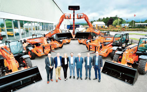 De izda. a dcha., Rene Wetzels, de JCB; Guy Cremer, de Boels; Yvette Henshall-Bell, de JCB; John Smeets, de Boels; Claudio Fiorentini, de JCB, y Jim Field y Volker Blome, de Boels