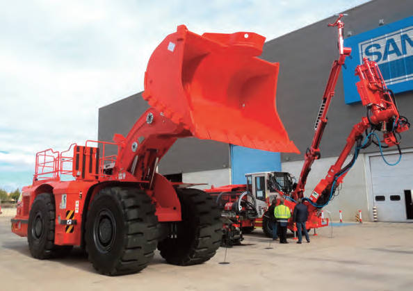 La cargadora de interior Sandvik LH621 y la bulonadora DS411, en la campa de las instalaciones de Sandvik vendidas a la firma Insers