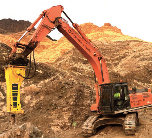 El subcontratista Perforaciones Trujillo está utilizando martillos hidráulicos Epiroc HB 4100, montados en excavadoras sobre orugas.