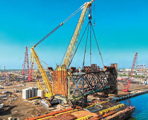 La grúa carga una plataforma petrolífera gigante