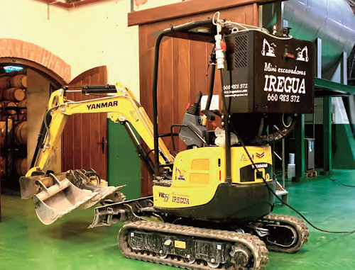 La miniexcavadora Yanmar ViO17 trabaja en interiores con martillo, cazo y otros implementos