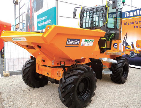 Batería de miniexcavadoras posando en el exterior del stand de Kubota