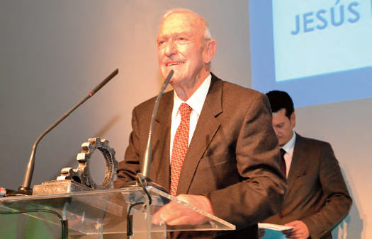 Jesús Elorz recogiendo el premio que le concedió la revista «Potencia» en 2014.