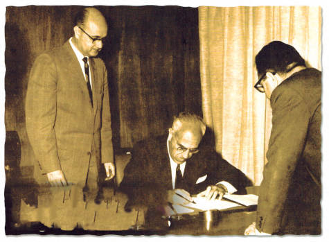 Firma del acuerdo de distribución de los equipos Cat en España