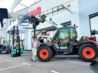 Alberto Roldán Esteban, gerente de Recambios Rolmar, con la manipuladora telescópica TL 30.70 Agri, de Bobcat.