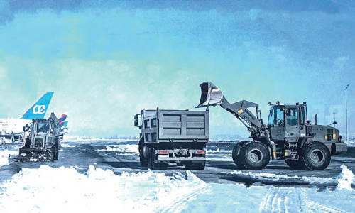 Una cargadora Komatsu y una mixta de JCB retiran la nieve de la plataforma