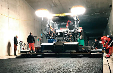 Con las reglas extensibles AB 500 y AB 600 de Vögele, las extendedoras pudieron conseguir una alta precompactación