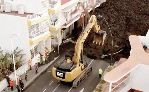 Maquinaria retirando lava