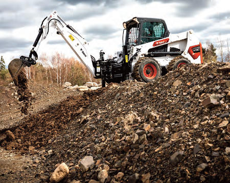 Cargadora compacta Bobcat S550 con implemento retro.