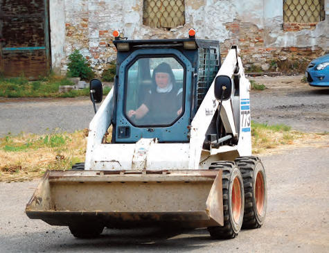 La hermana Terezka aprendió rápidamente a manejar la cargadora Bobcat 773.