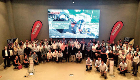 Foto de familia de los representantes de los concesionarios de Manitou España y Manitou Portugal