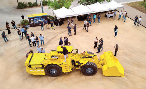 Epiroc Iberia presenta la pala ST1030 convertida de diésel a eléctrica