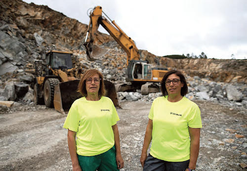 Manola y Fátima con algunas de las máquinas que ellas operan en la cantera de Boiro (La Coruña).