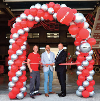 Rubén Barquero, delegado de LoxamHune (en el centro) y Luis Ángel Salas, CEO de LoxamHune (dcha.), inaugurando la nueva sede de Pamplona.