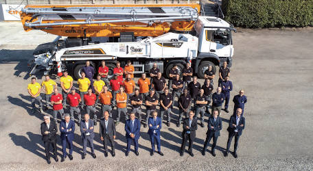 El equipo de Cifa celebra la salida de fábrica de la bomba Carbotech número 500