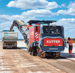 Las Wirtgen W 250 Fi estaban
equipadas con tambores de fresado
especiales y pesos adicionales para
el fresado de hormigón duro.