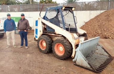 Los hermanos Valentín y Enrique Mompeán García, gerentes de Leñas El Malecón, con la veterana «mini» 731 de Bobcat.