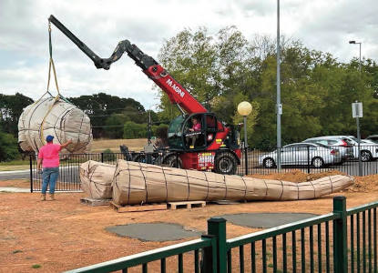 Manipuladora TH 6.20 ayuda a levantar un diplodocus en un museo de Australia