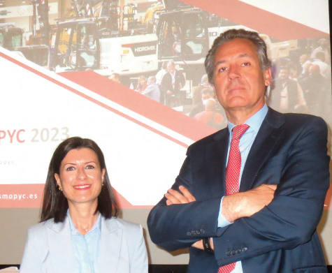 Arancha Morquecho, responsable comercial de la feria Smopyc, y Luis Fueyo, director de la muestra