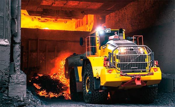 Cargadora Volvo al rojo vivo