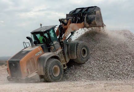 La excavadora CX750D y la cargadora 1121G, de Case, en la cantera de Yesos Alabastrinos