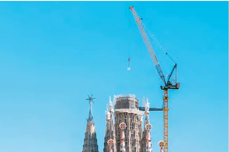 Grúas de pluma abatible Liebherr 710 HC-L y 125 HC-L trabajan en la fase final del proyecto de construcción de la Sagrada Familia