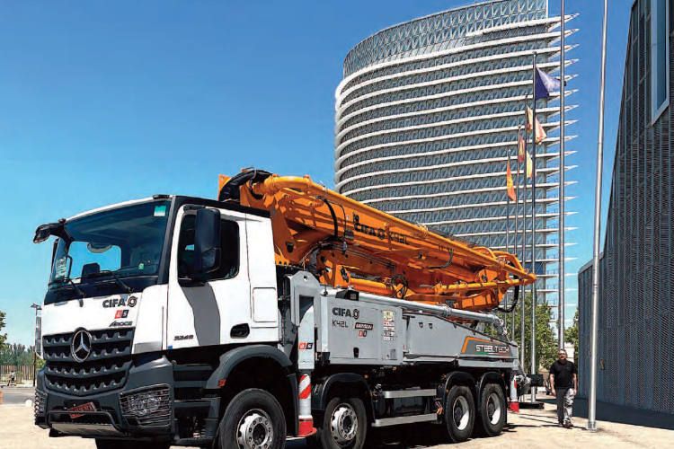 En la entrada del congreso, Cifa-Baryserv ‘B+S’ expuso una hormigonera sobre camión y una bomba de hormigón Cifa K42L Steeltech