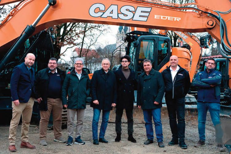 Georg Pfeilschifter, de Eder, y Fabrizio Cepollina, de CNH, con otros responsables de ambas compañías