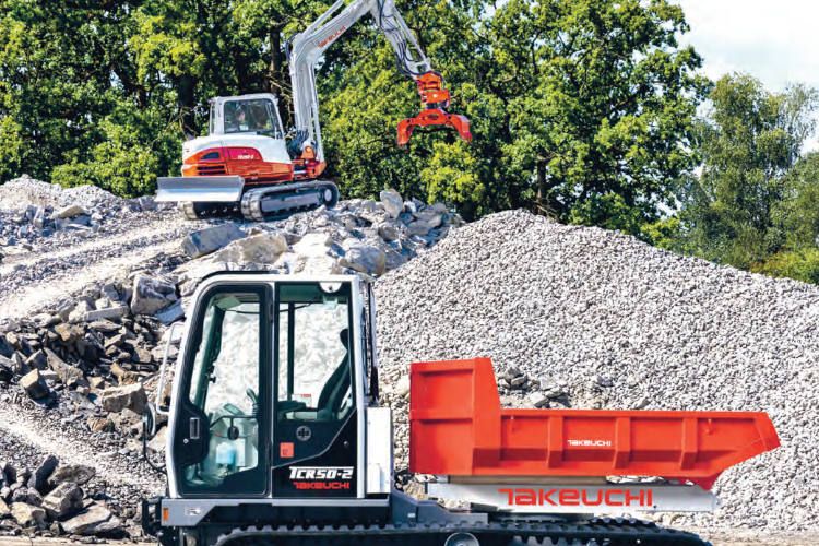 En primer plano, el tractor de orugas TCR50-2, y al fondo, la excavadora de cadenas TB290-2.